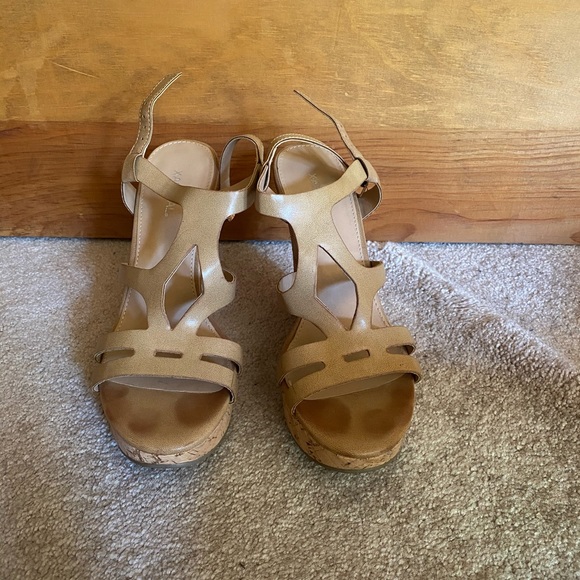 Nude Wedges - Picture 2 of 4